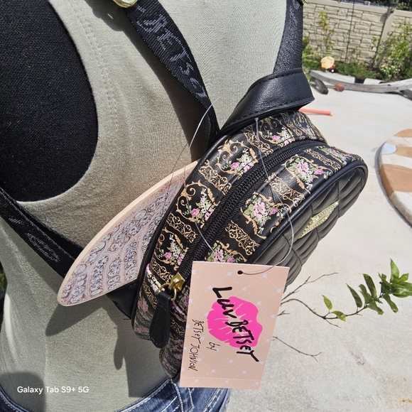 BETSEY JOHNSON BLACK LUV BETSEY KITSCH BACKPACK w/WINGS main image 4